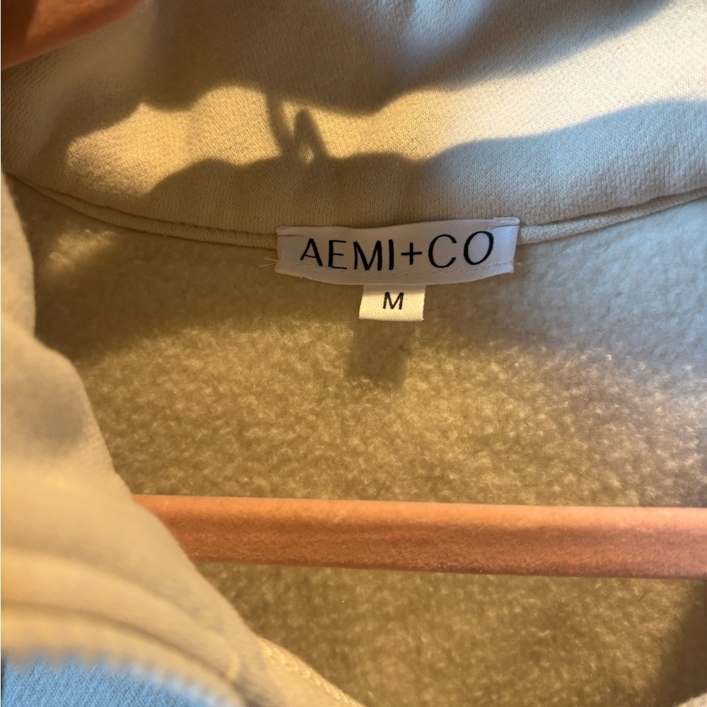 Aemi + Co Cropped White Sweatshirt - Picture 2 of 3